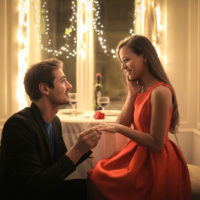 Mann macht Frau beim Abendessen einen Heiratsantrag