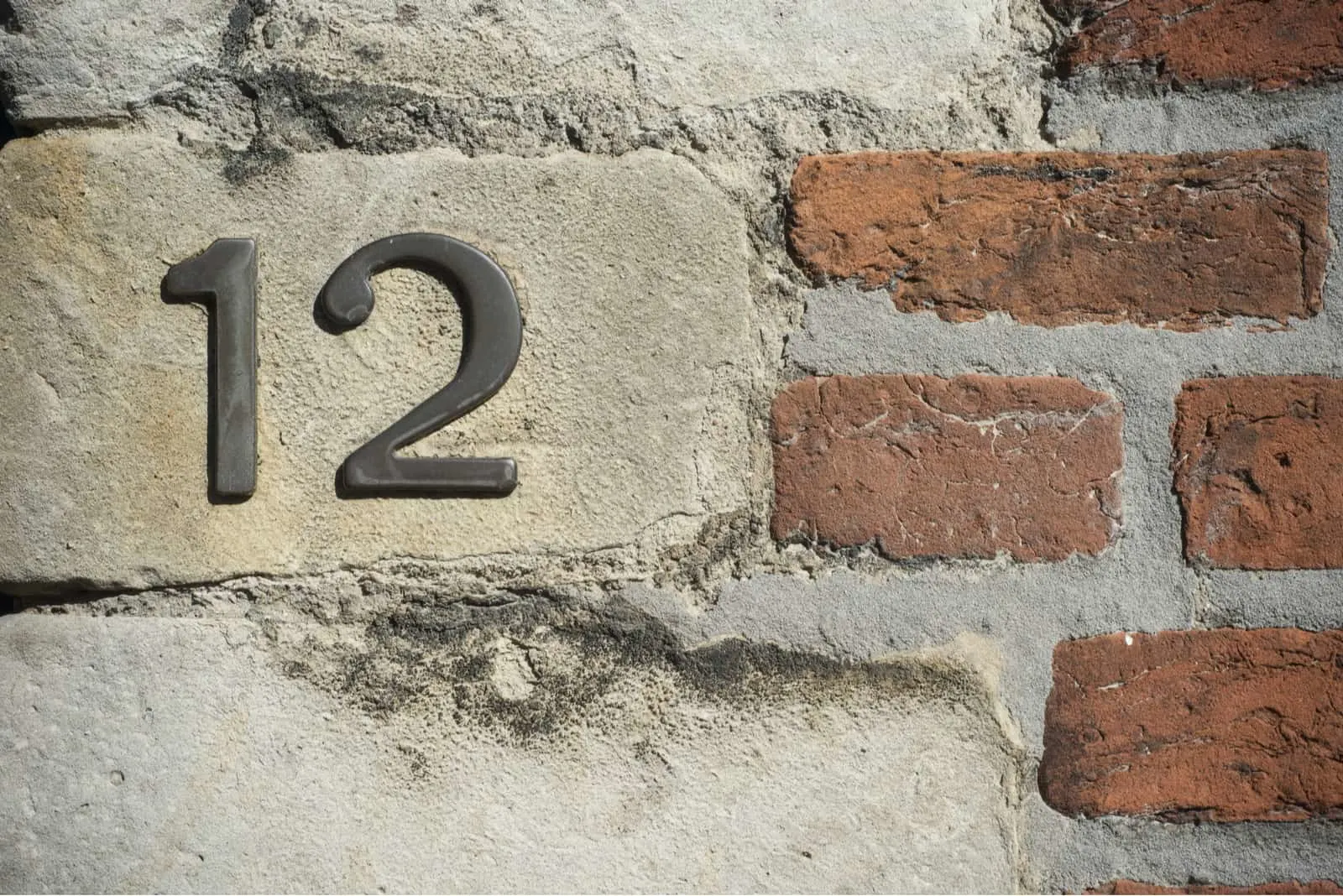 Nummer 12 an der Steinmauer
