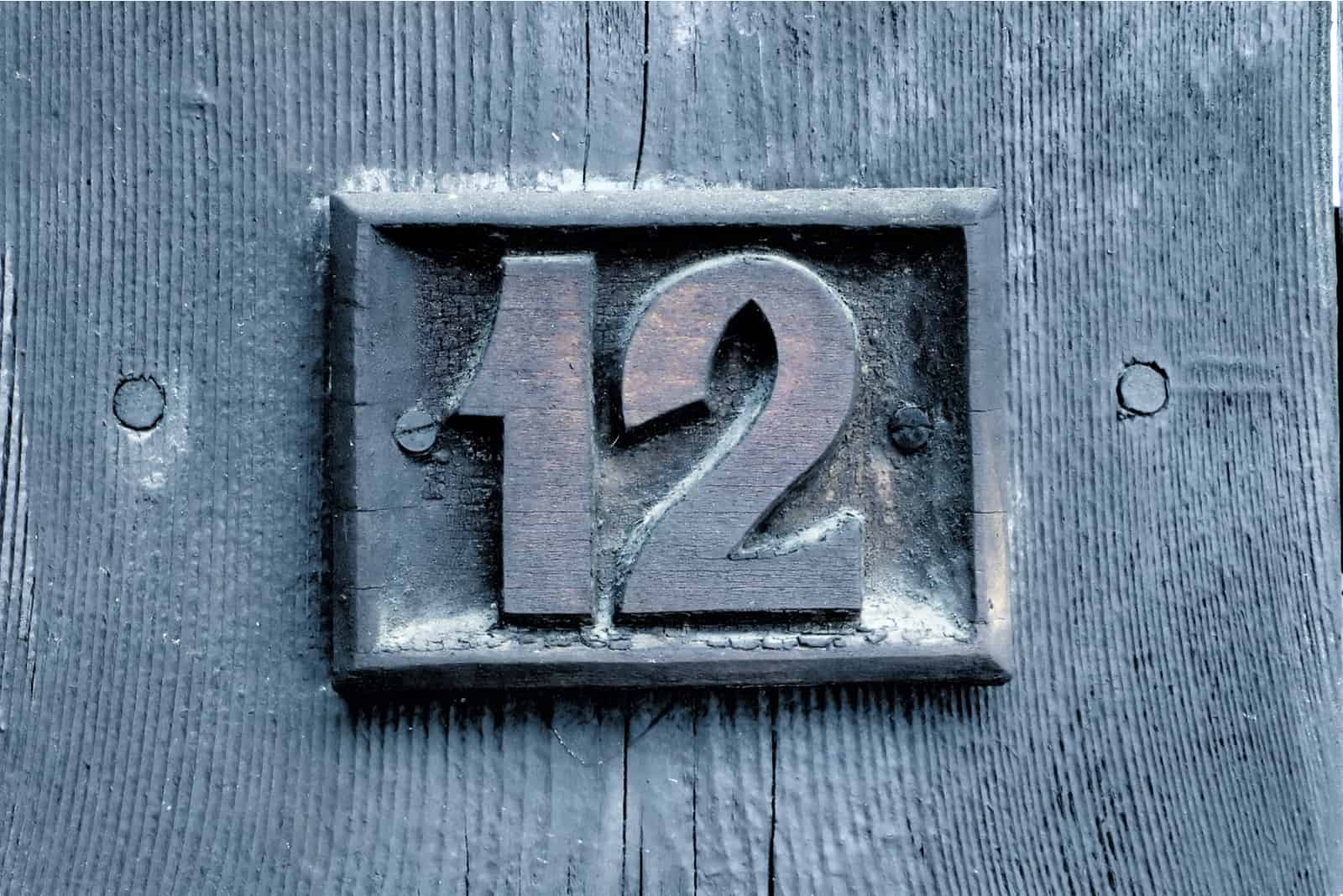 Nummer 12 an der Tür des Hauses