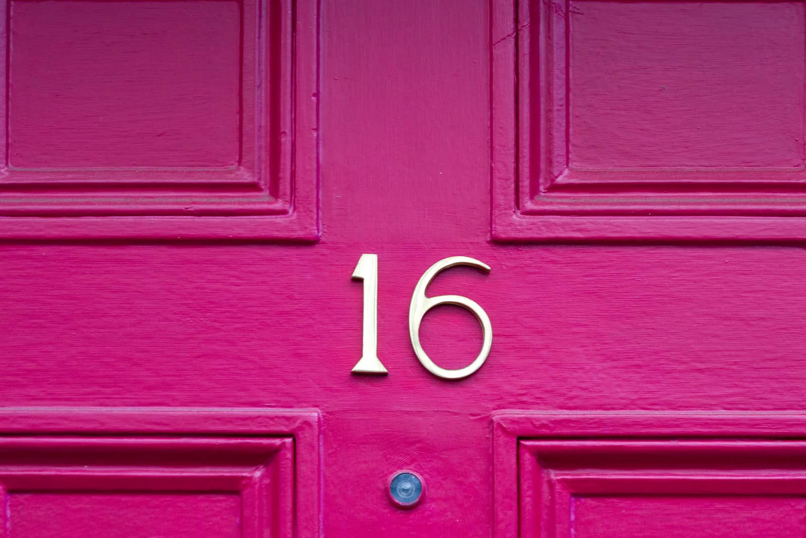 Nummer 16 an einer Holztür