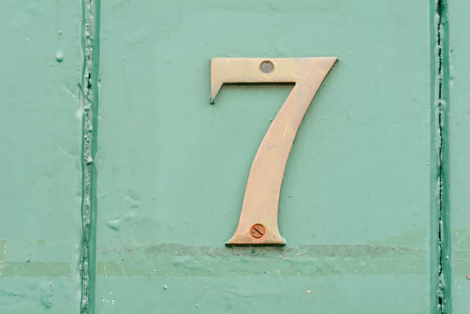 Nummer 7 an der grünen Tür