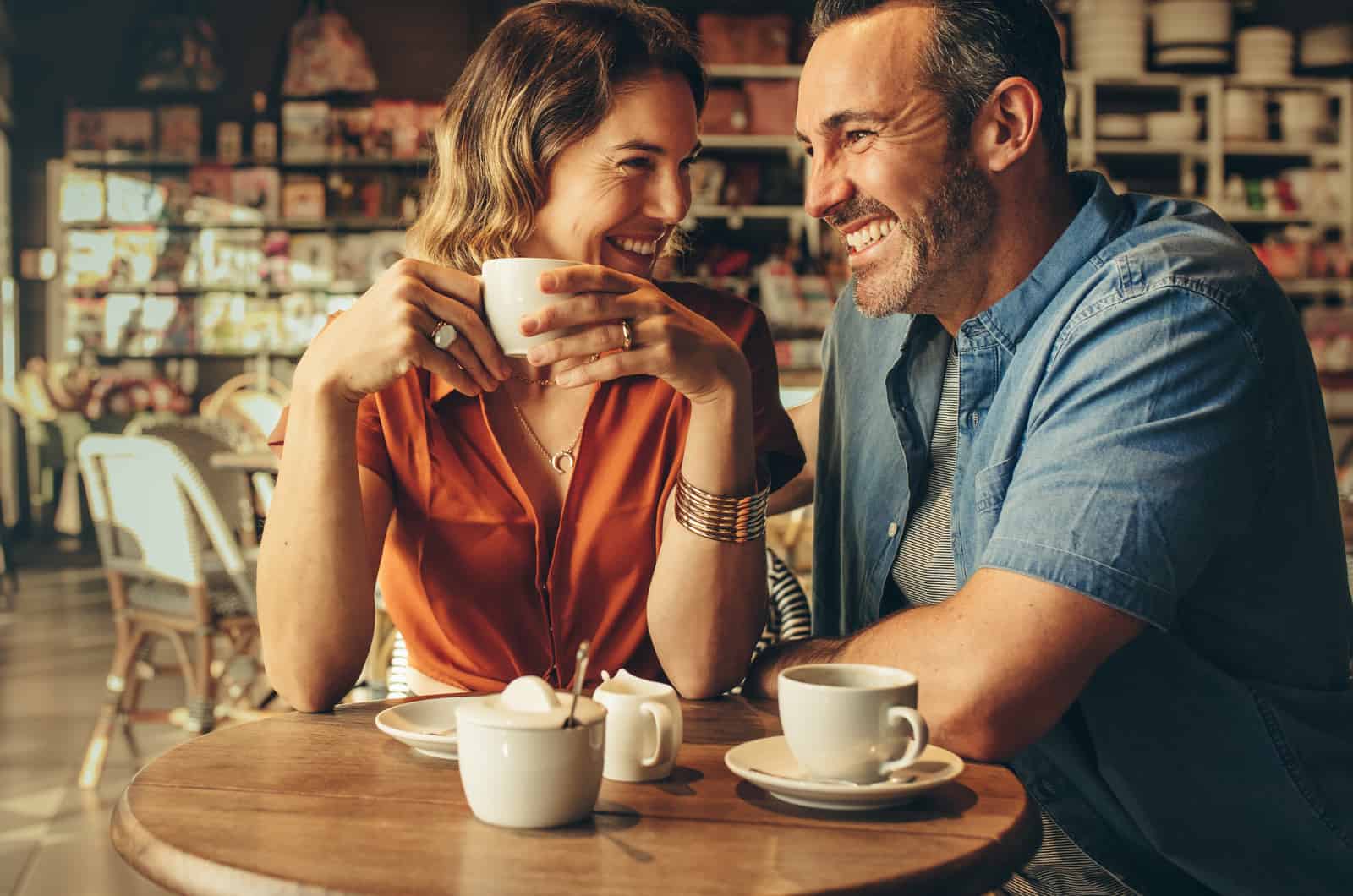 Paar trinkt zusammen Kaffee in einem Café