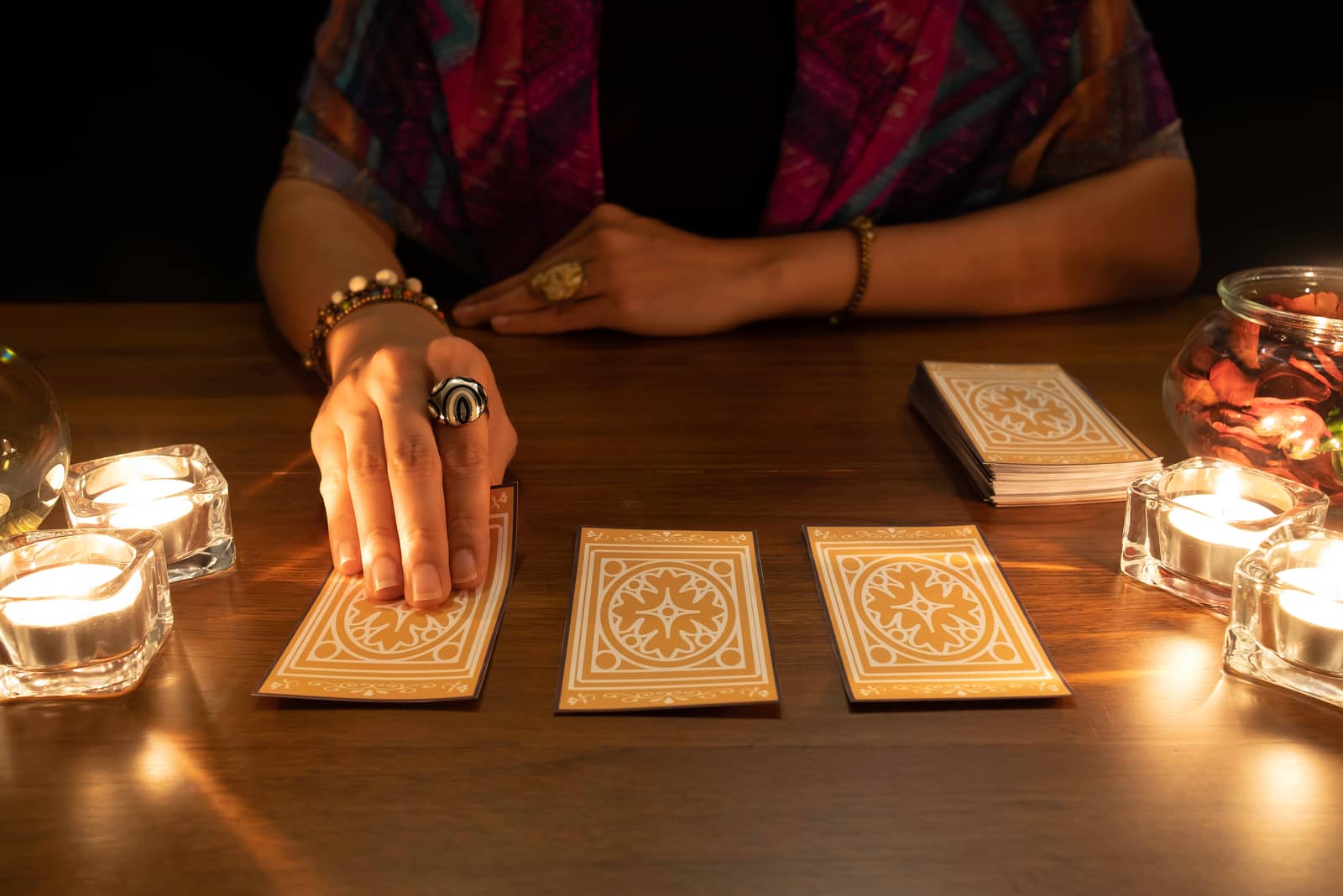 die frau am tisch spielt mit toroto karten