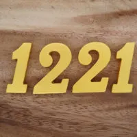 goldene Zahl 1221 auf Holzoberfläche