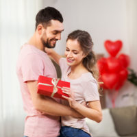 Paar tauscht Valentinstagsgeschenke aus