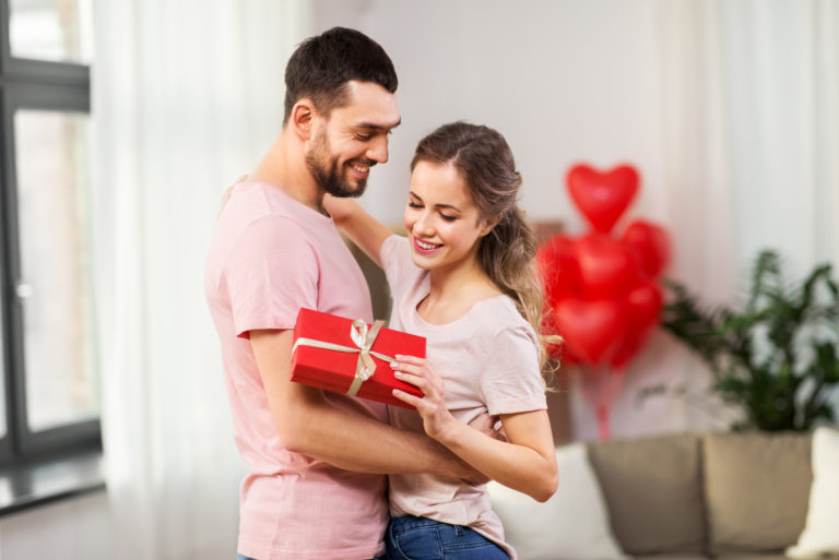 Paar tauscht Valentinstagsgeschenke aus
