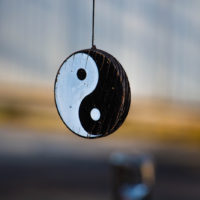 Yin-Yang-Symbol, das an etwas hängt