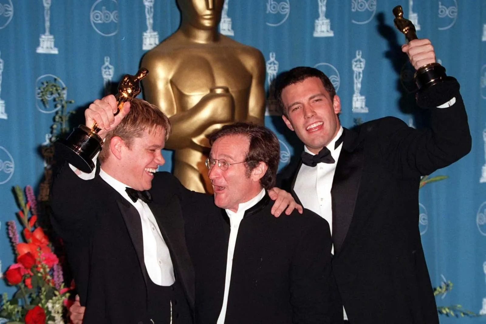 Happy Robin Williams bei der Preisverleihung mit Freunden