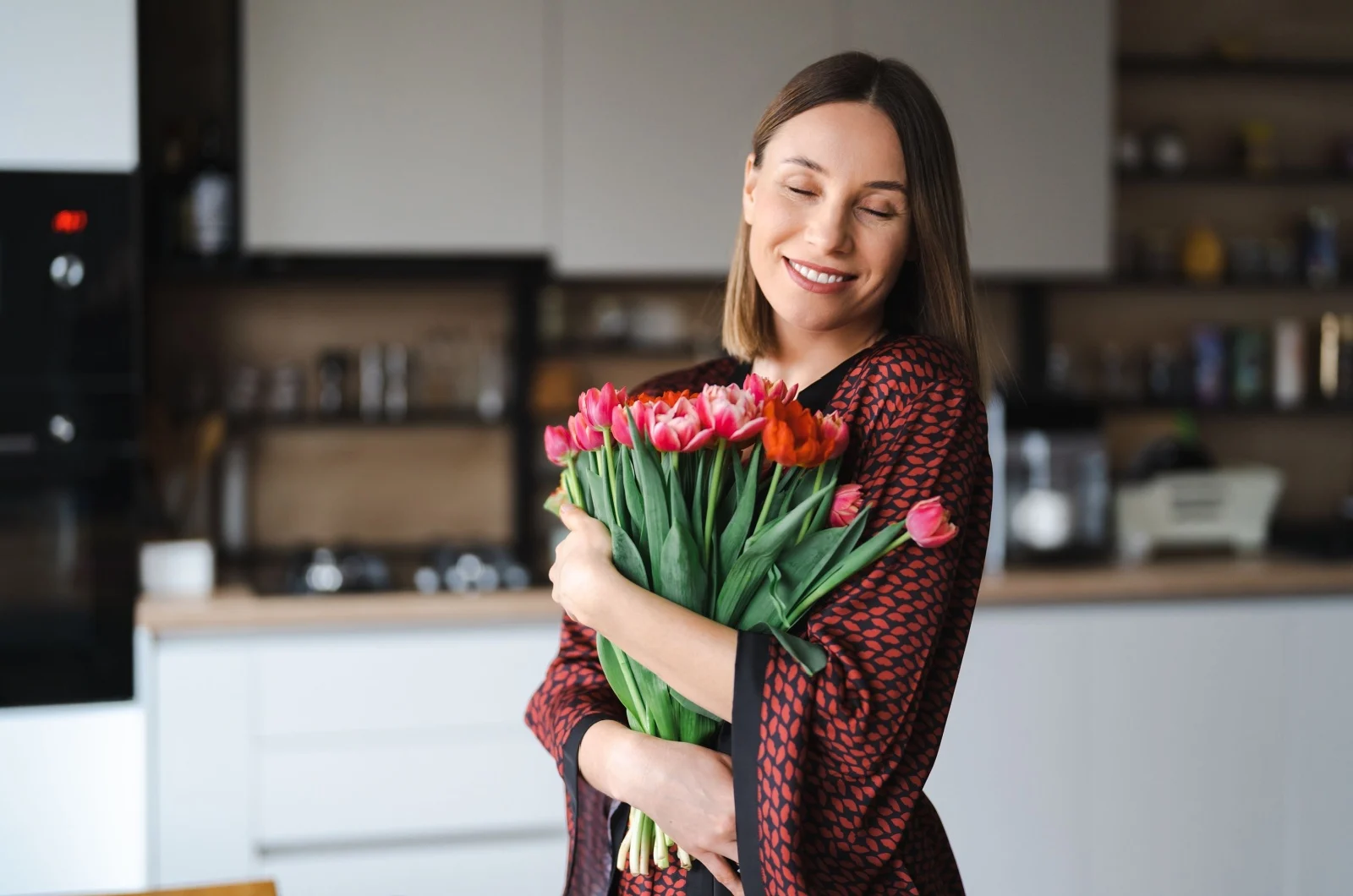 Frau haelt Blumen