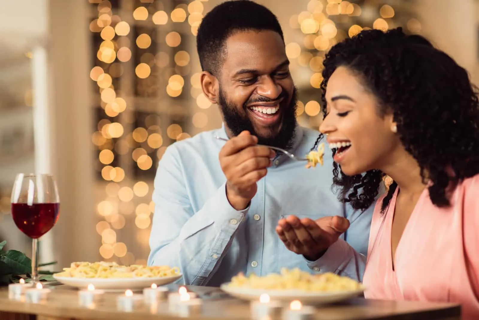 Mann füttert Frau bei ihrem Date