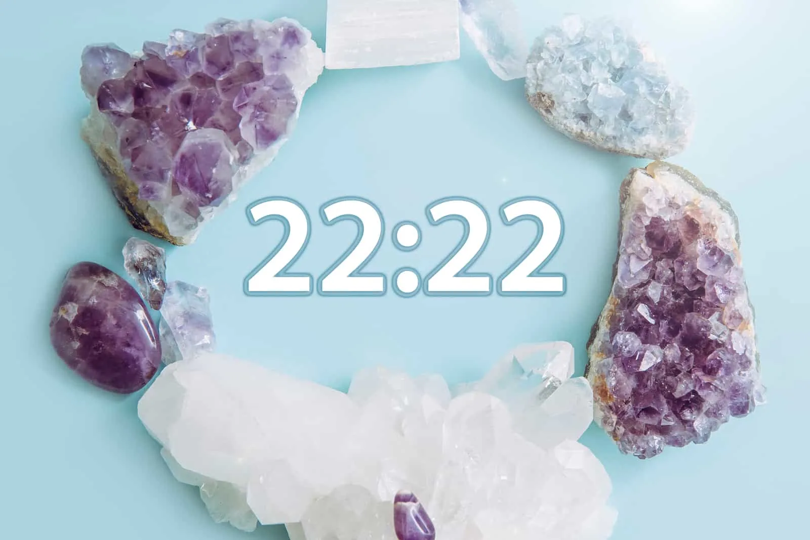 Nummer 2222 auf blauem Hintergrund mit Kristallen