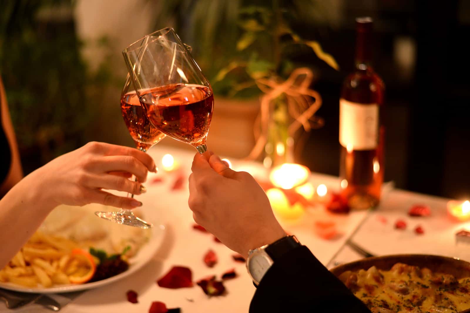 Paar trinkt Wein bei einem romantischen Abendessen