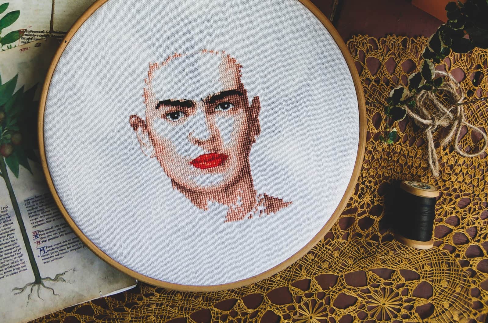 Stickerei Frida Kahlo und Bilder auf dem Tisch