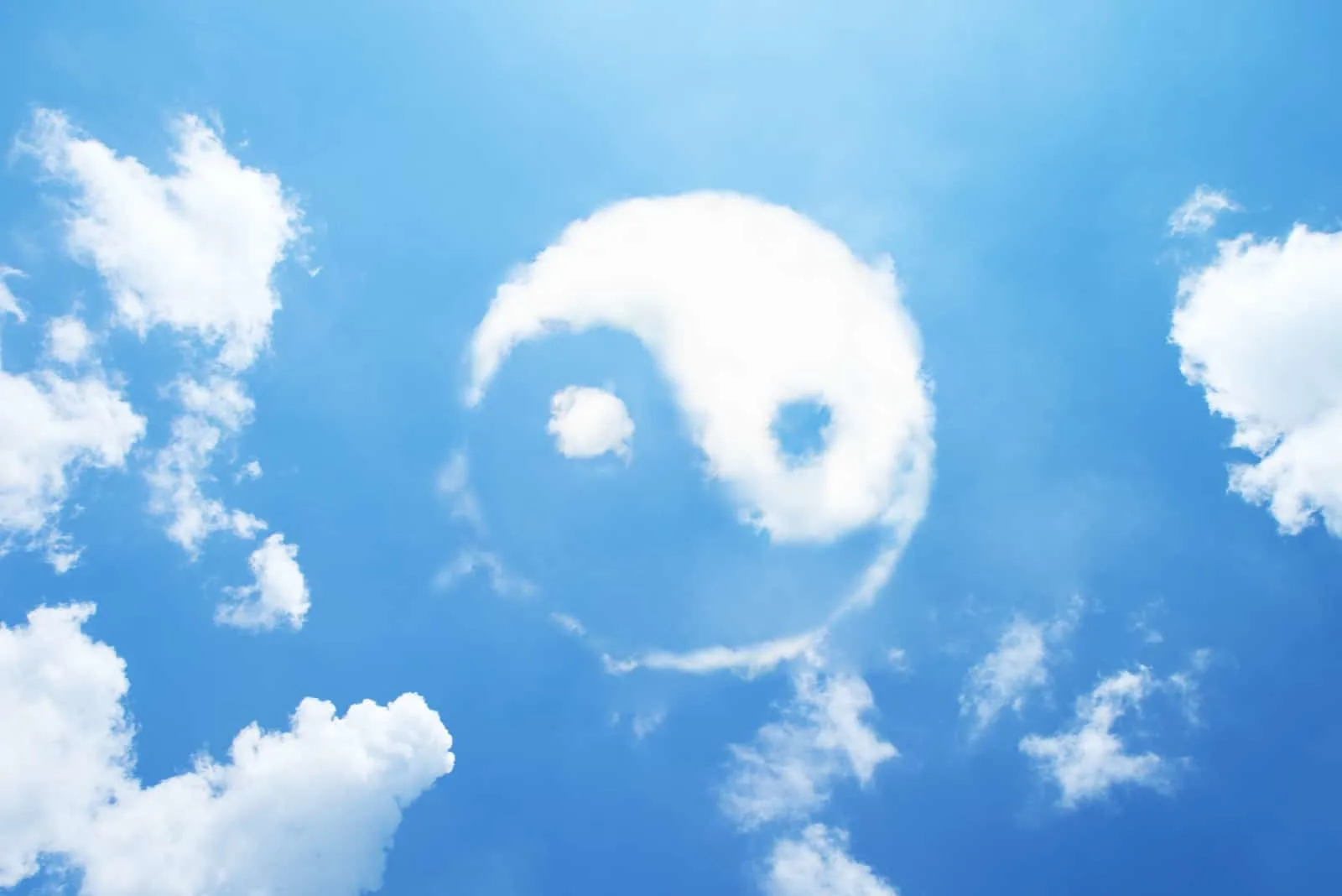 Yin-Yang-förmige Wolken am Himmel
