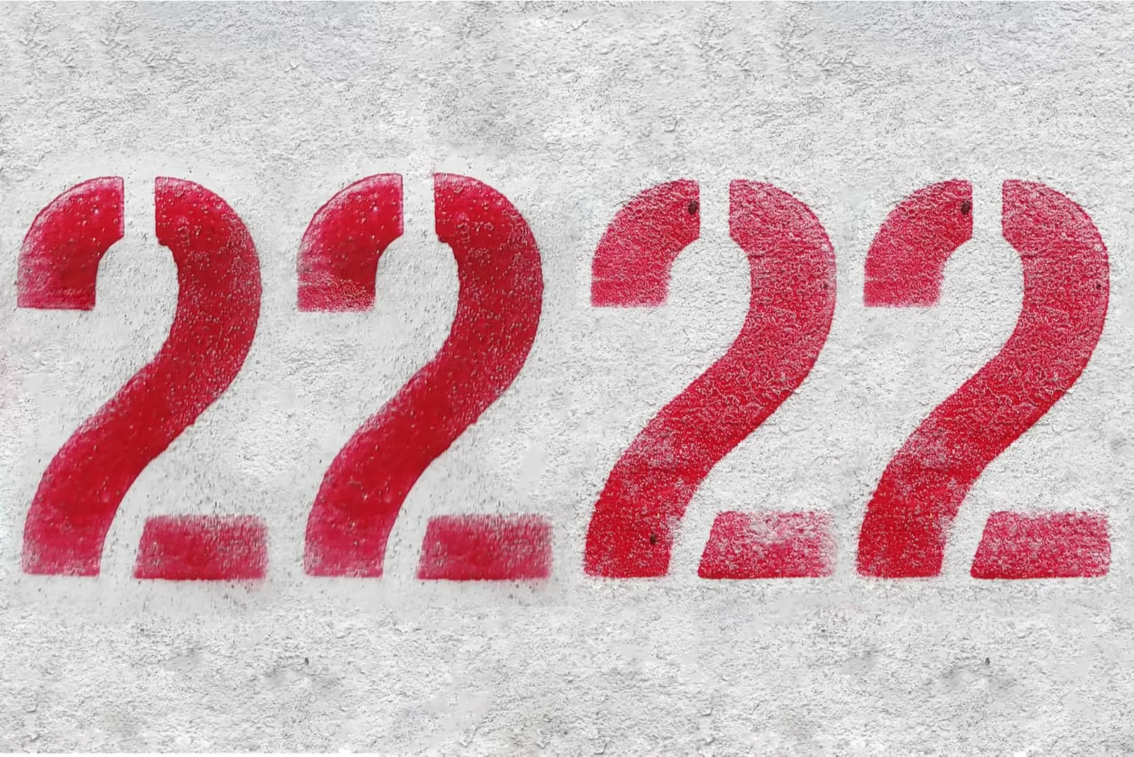 rote 2222-Nummer auf grauem Hintergrund