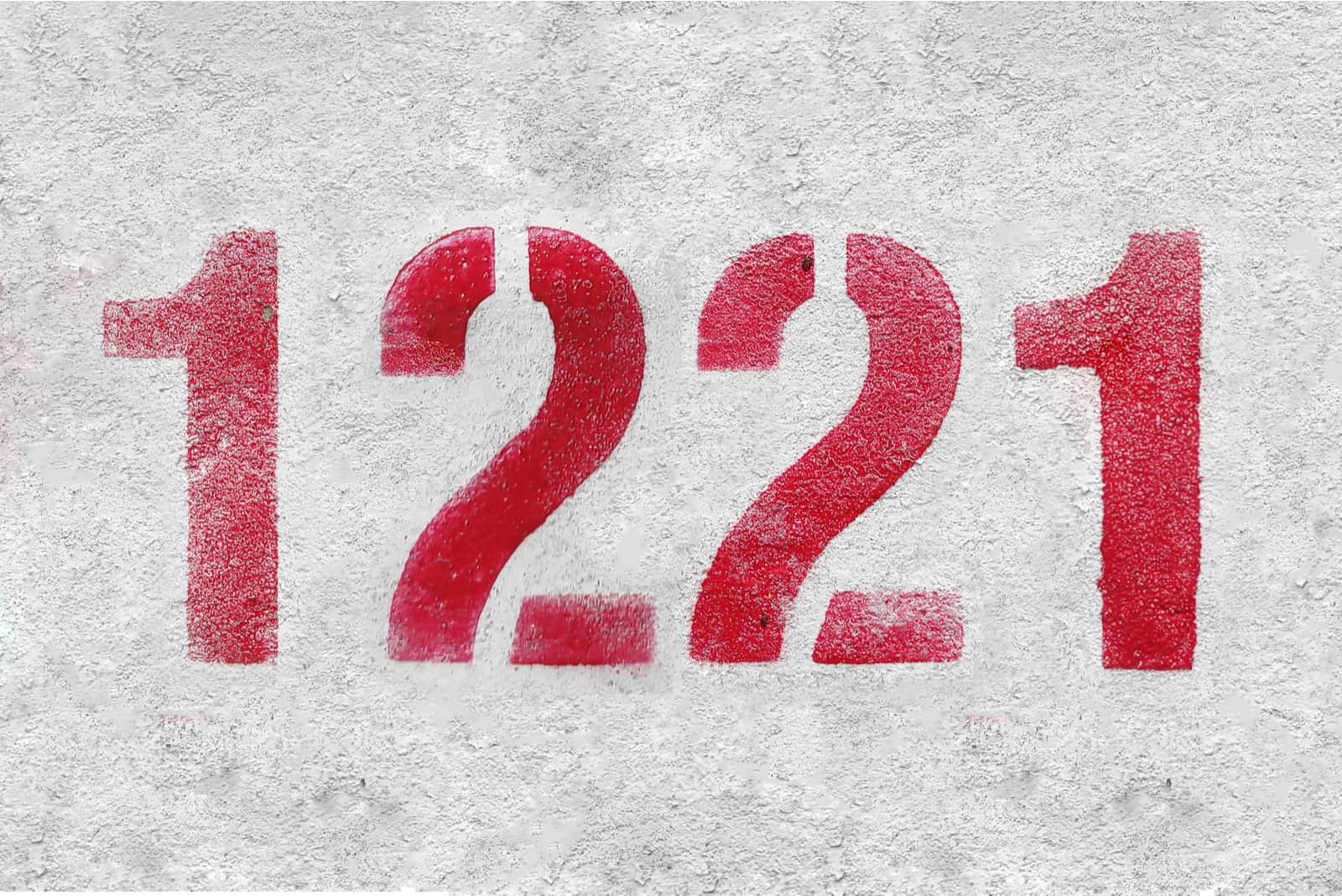rote Zahl 1221 auf grauem Hintergrund