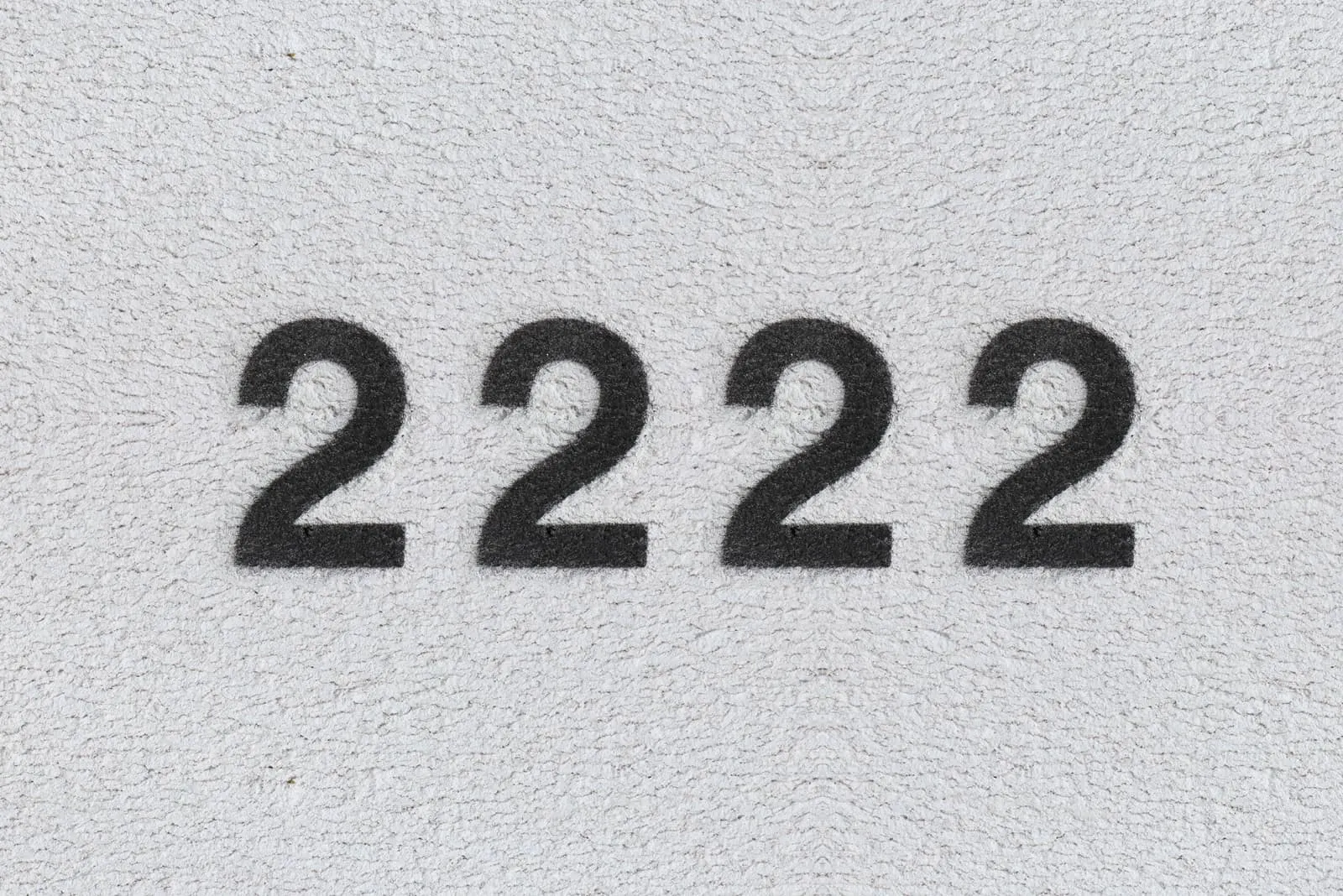 schwarze 2222-Nummer auf grauem Hintergrund