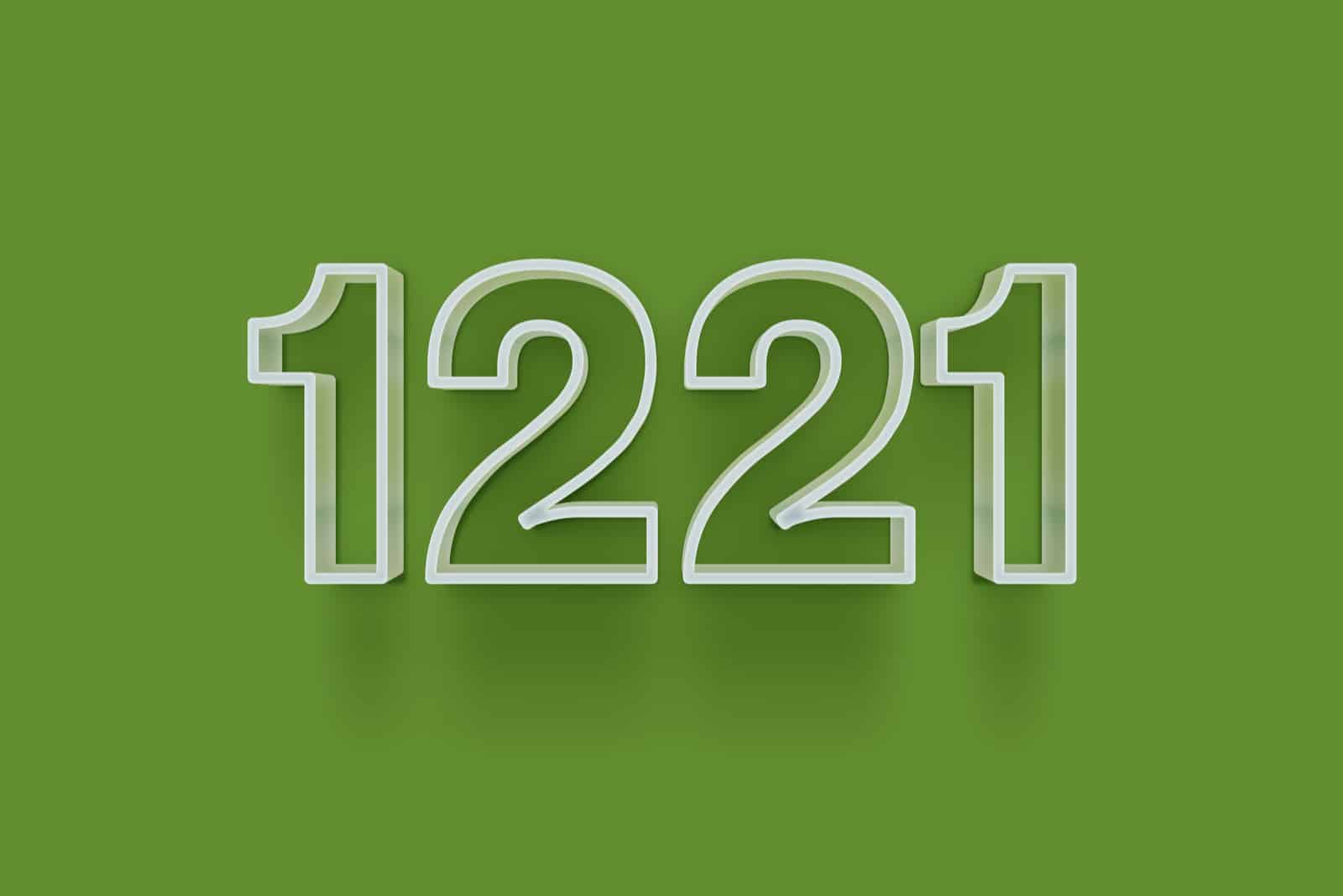 weiße Zahl 1221 auf grüner Fläche
