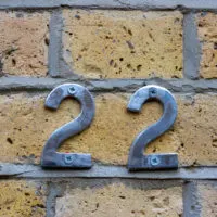 Nummer 22 auf dem Backstein des Hauses