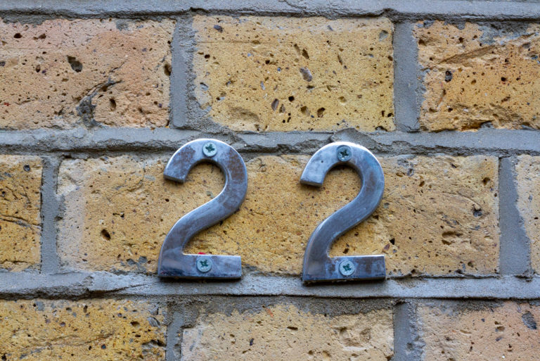 Nummer 22 auf dem Backstein des Hauses