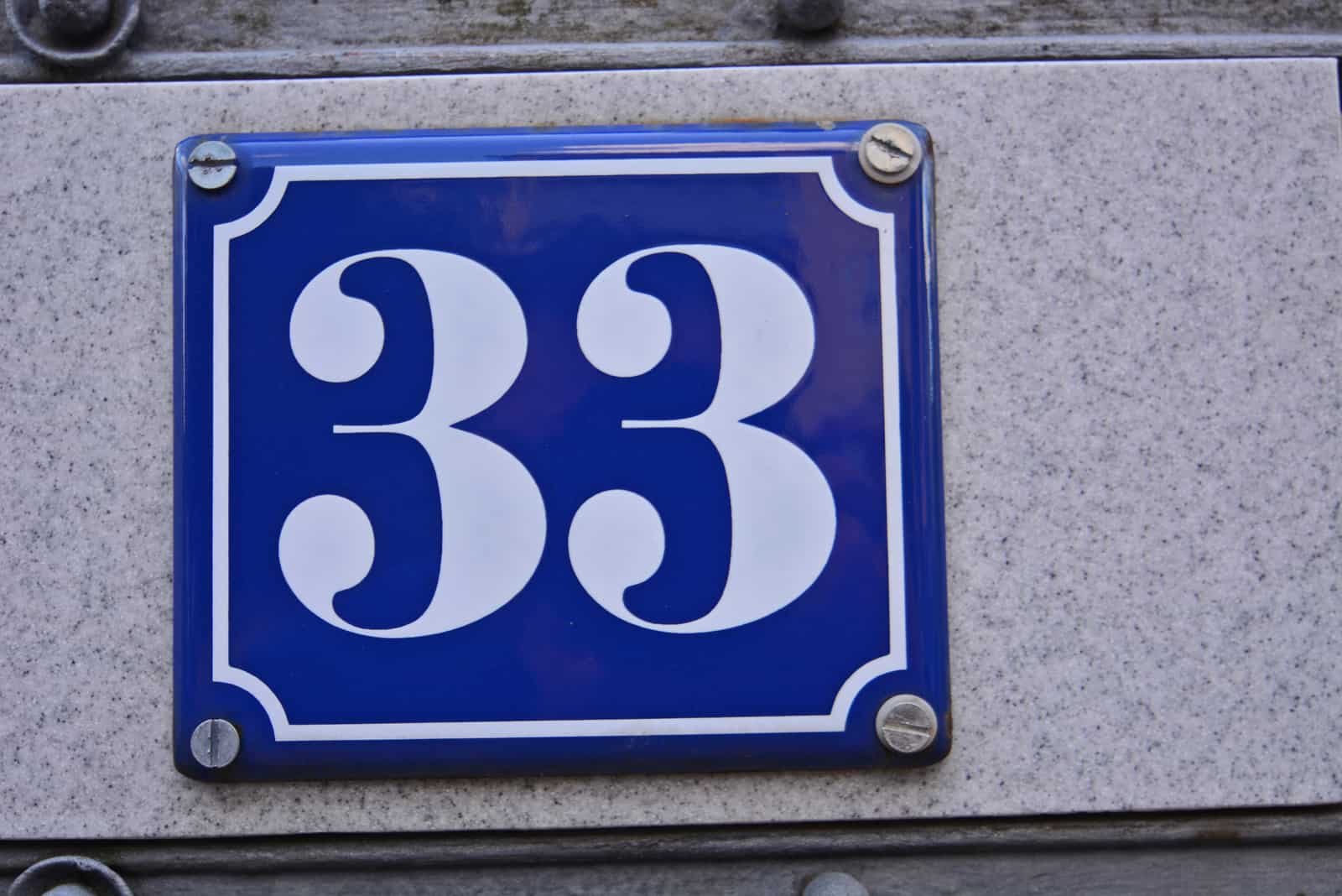 Nummer 33 n auf blauem Hintergrund an der Wand