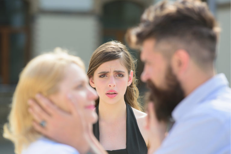 Frau sieht zu, wie ihr Partner sie betrügt