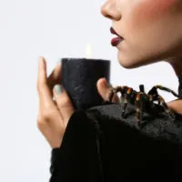 Frau mit einer Spinne auf der Schulter