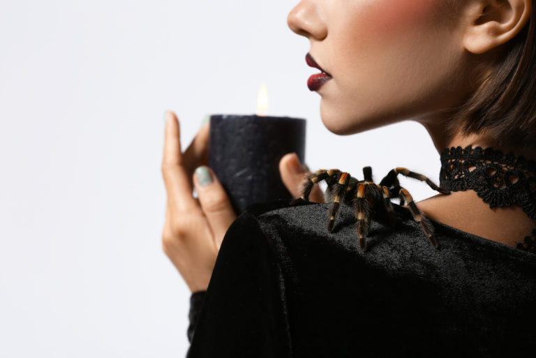 Frau mit einer Spinne auf der Schulter