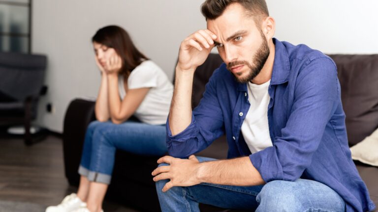 paar sitzt auf sofa zerstritten