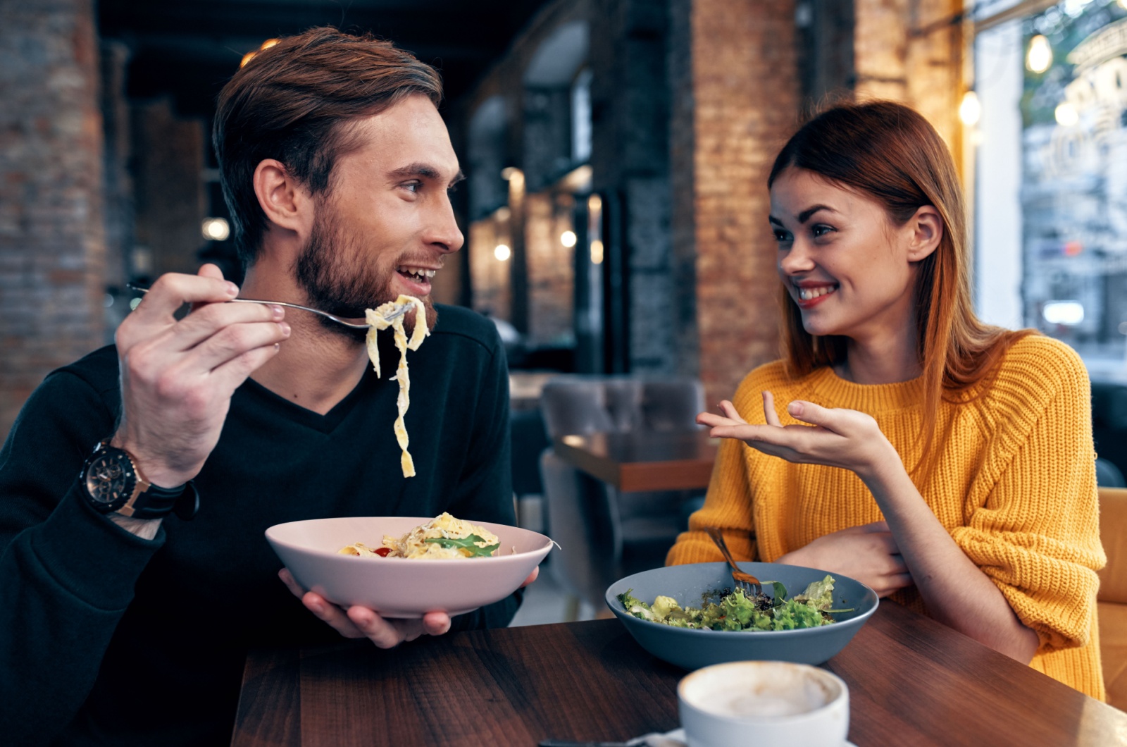 junges paar geniesst erstes date