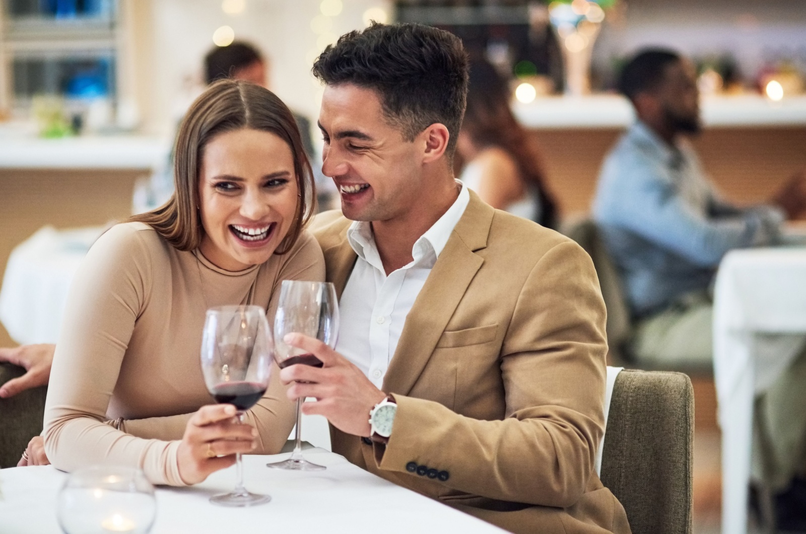 paar beim ersten date lacht