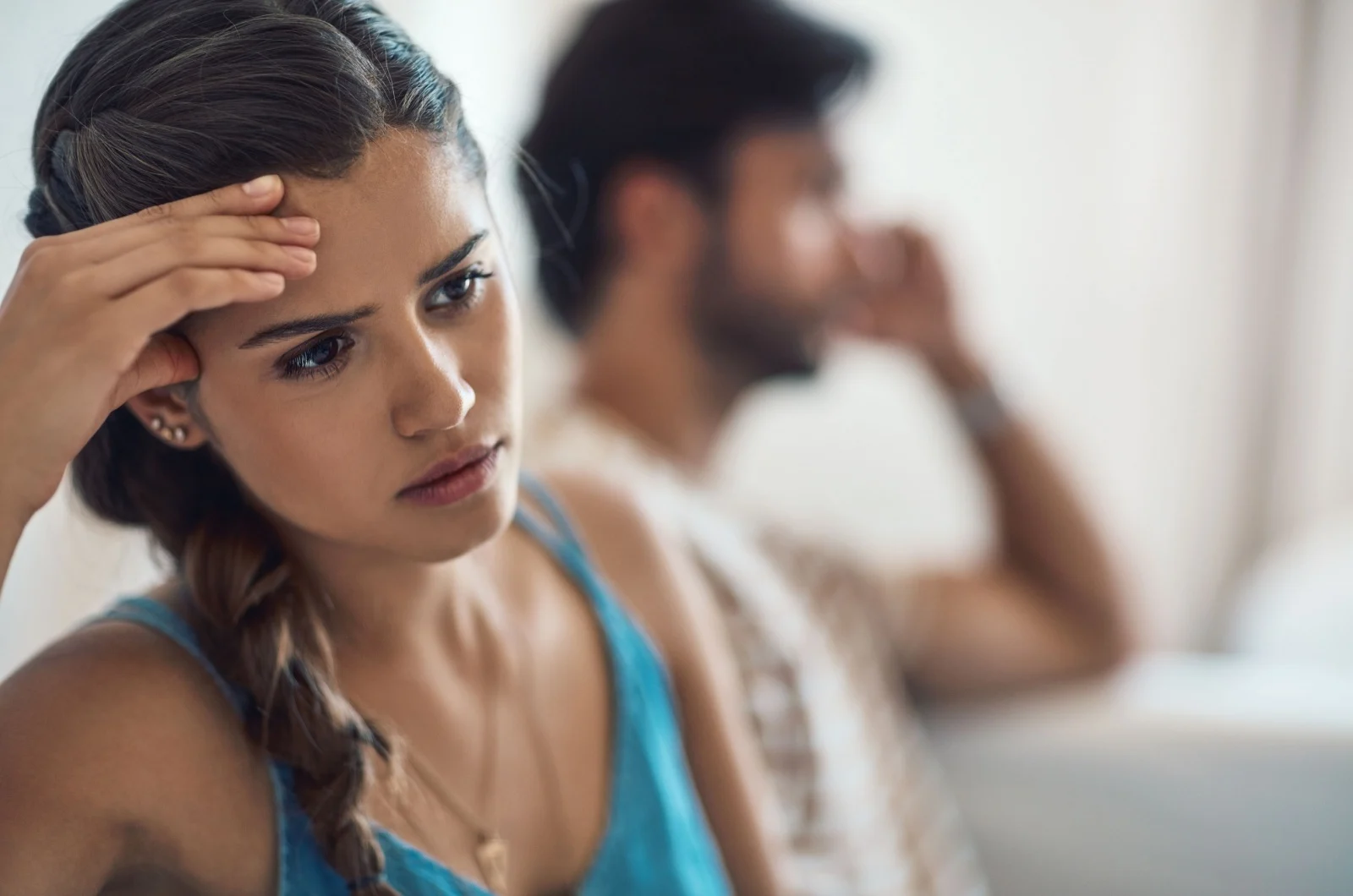 traurige frau sitzt neben freund