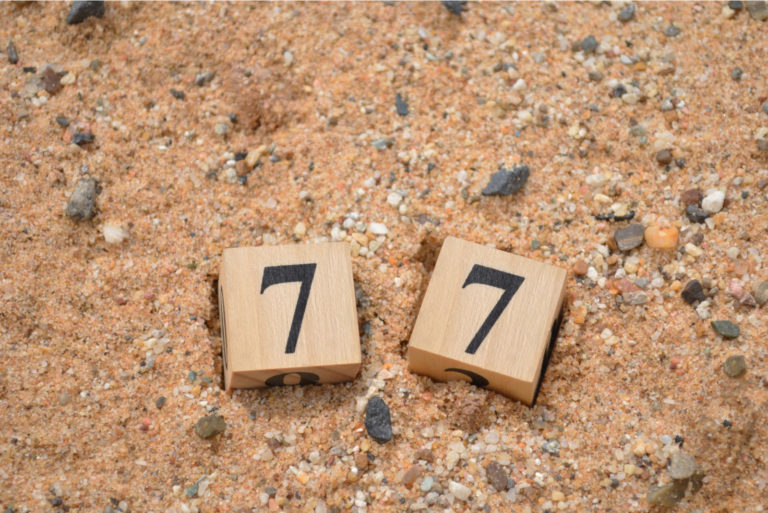 zwei Holzwürfel mit der Nummer 7 darauf