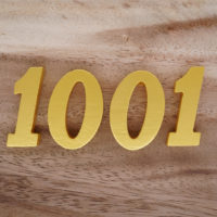 gelbe Zahl 1001 auf hölzernem Hintergrund
