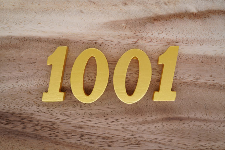 gelbe Zahl 1001 auf hölzernem Hintergrund
