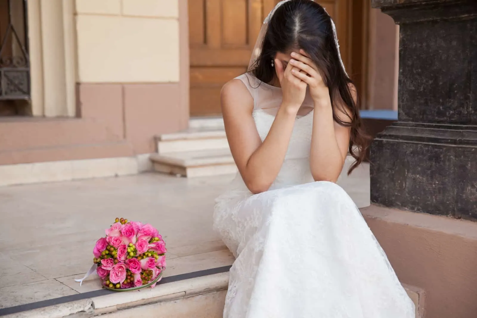 Hoffnungslose Braut, die außerhalb einer Kirche weint
