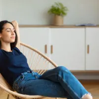 Frau sitzt auf einem Stuhl und entspannt sich