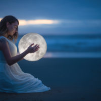 Frau, die den Mond hält