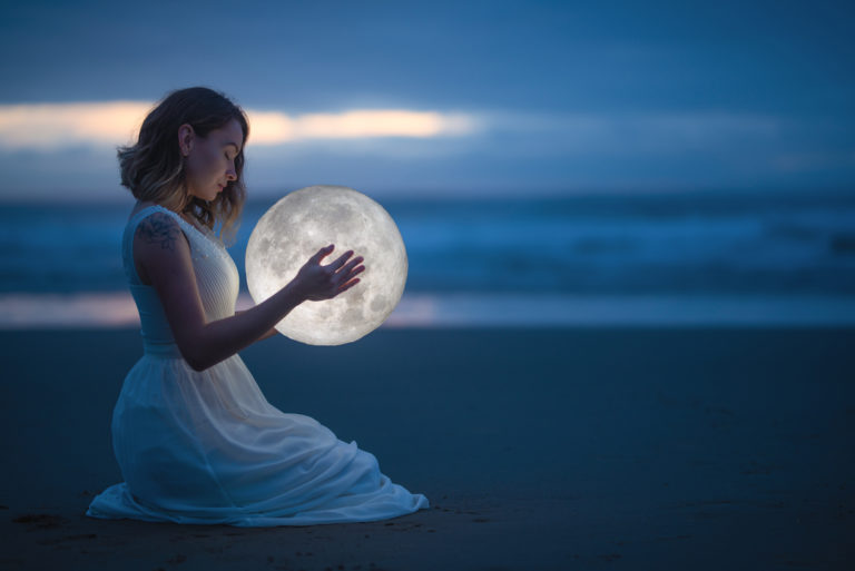 Frau, die den Mond hält