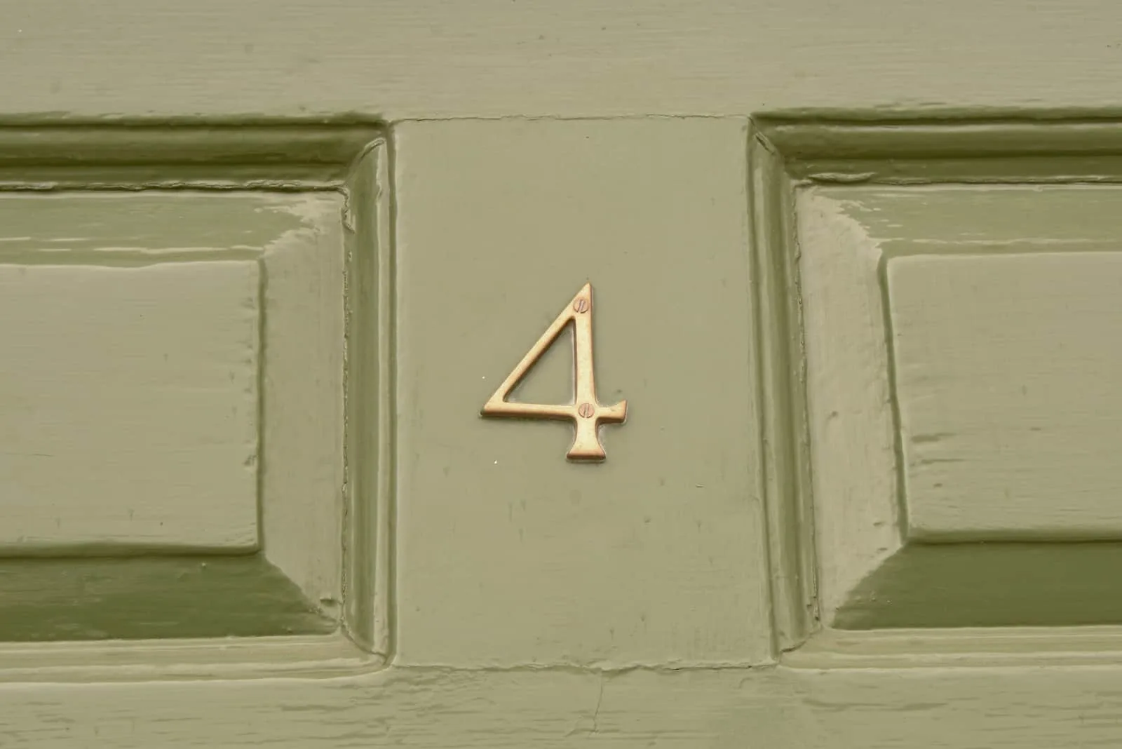 Nummer 4 an einer Tür