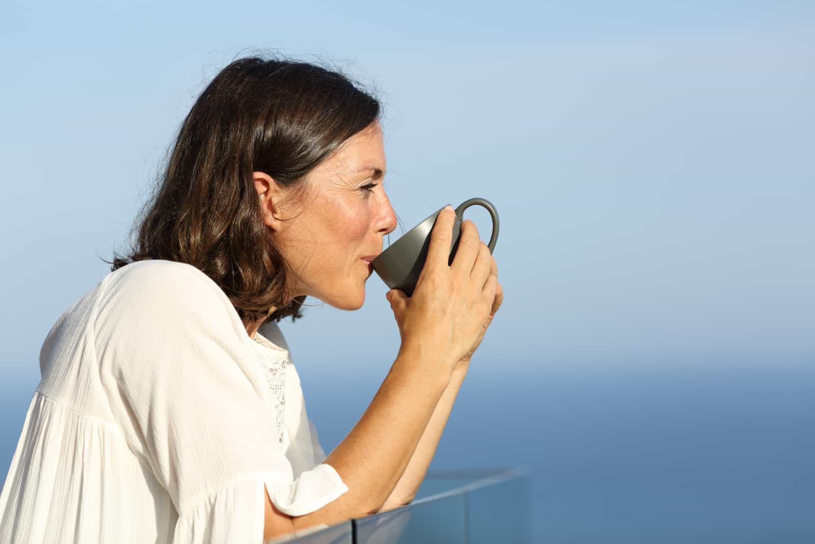 Porträt einer Frau, die Tee trinkt