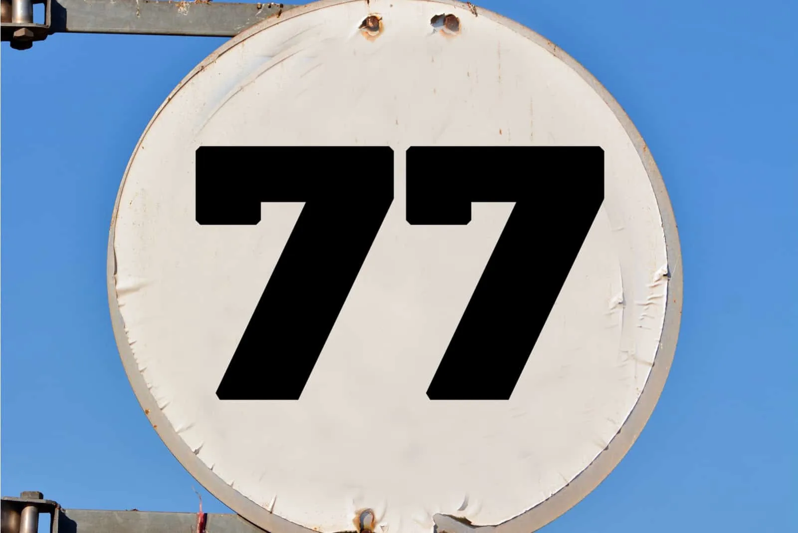 Straßenschild mit der Nummer 77