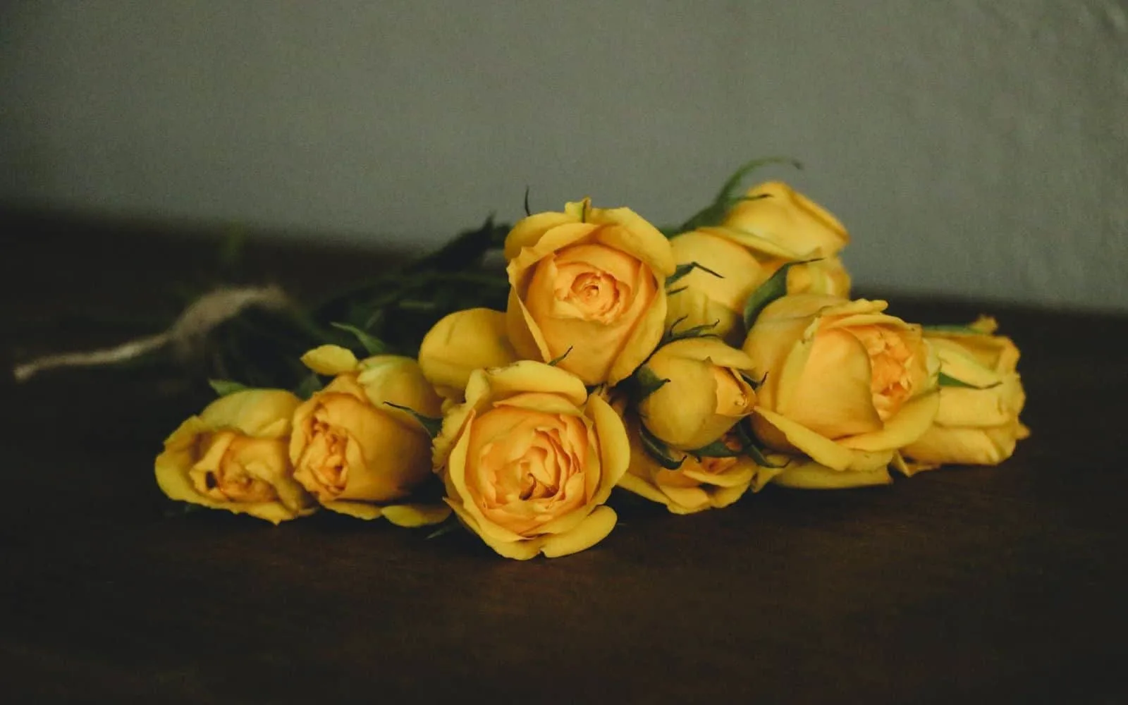 Strauß gelber Rosen auf einem Tisch