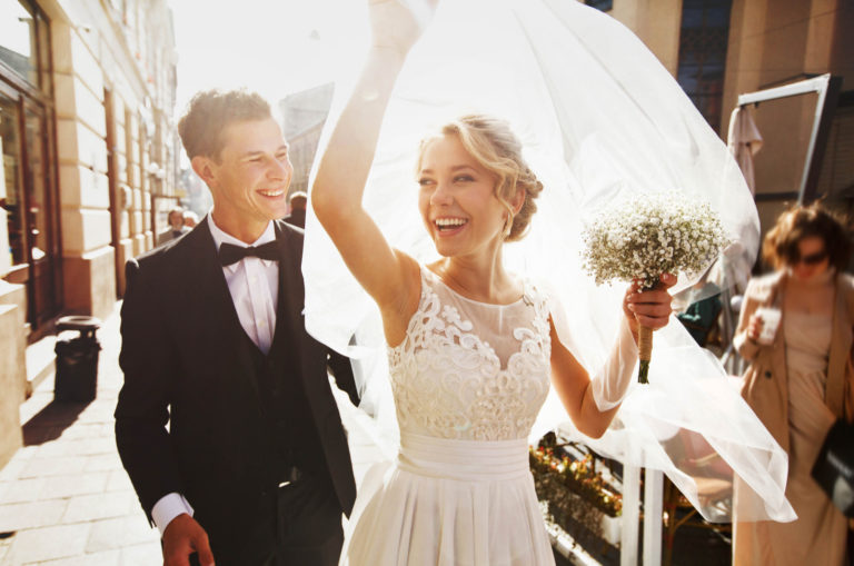 Hochzeitspaar feiert