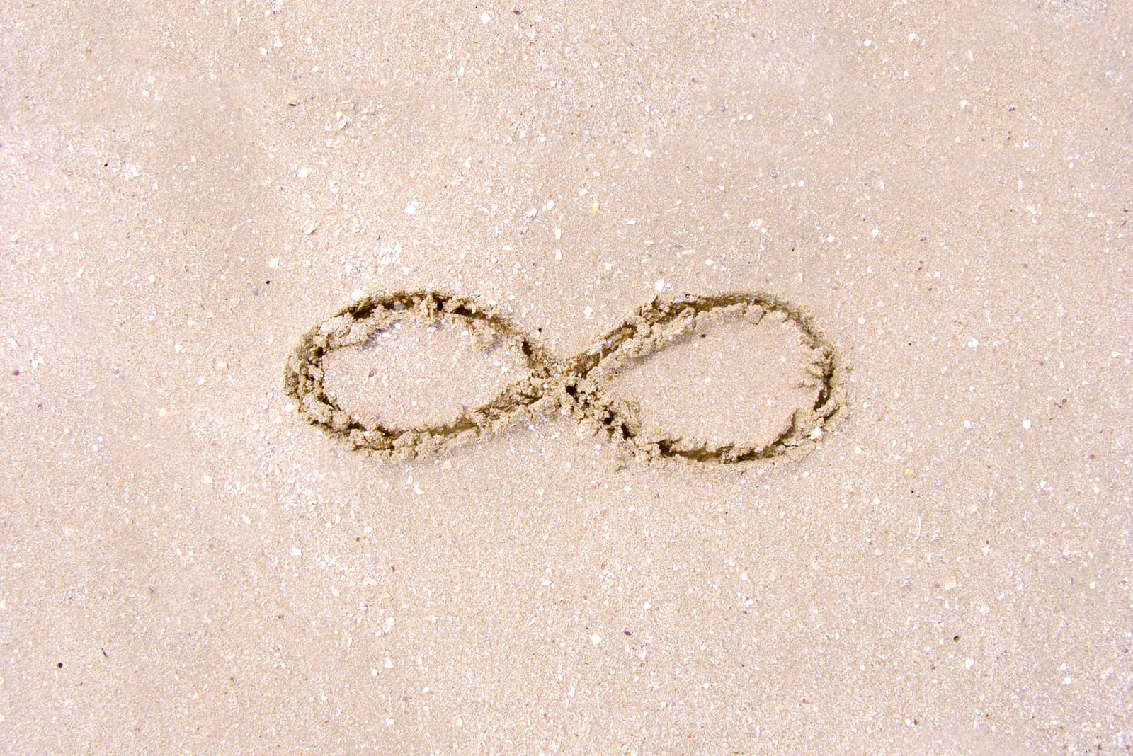 Unendlichkeitssymbol im Sand
