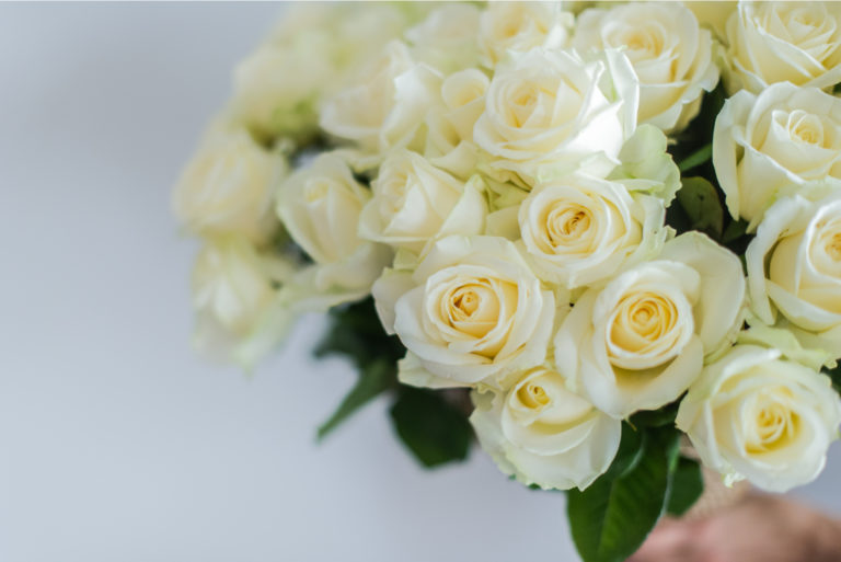frische Rosen auf weißem Tisch