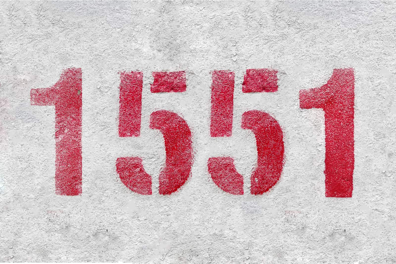 rote Nummer 1551 auf grauer Wand