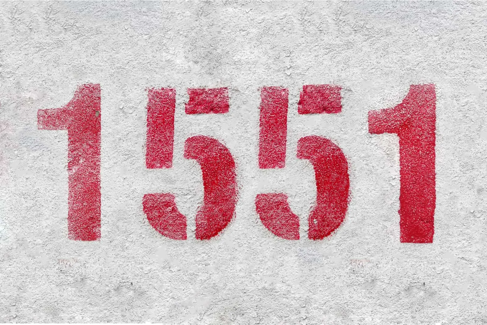 rote Nummer 1551 auf grauer Wand