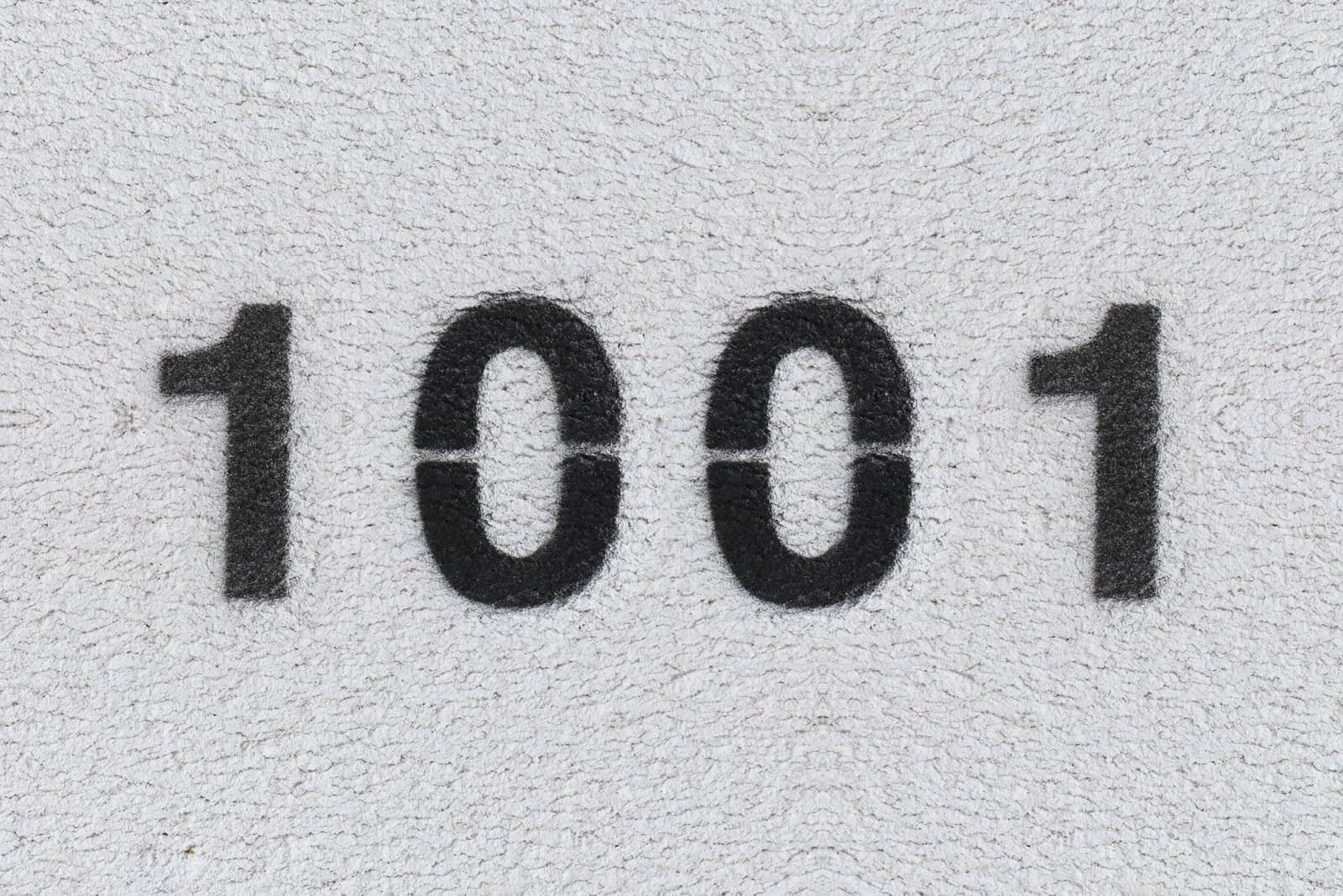 schwarze Zahl 1001 auf grauer Wand