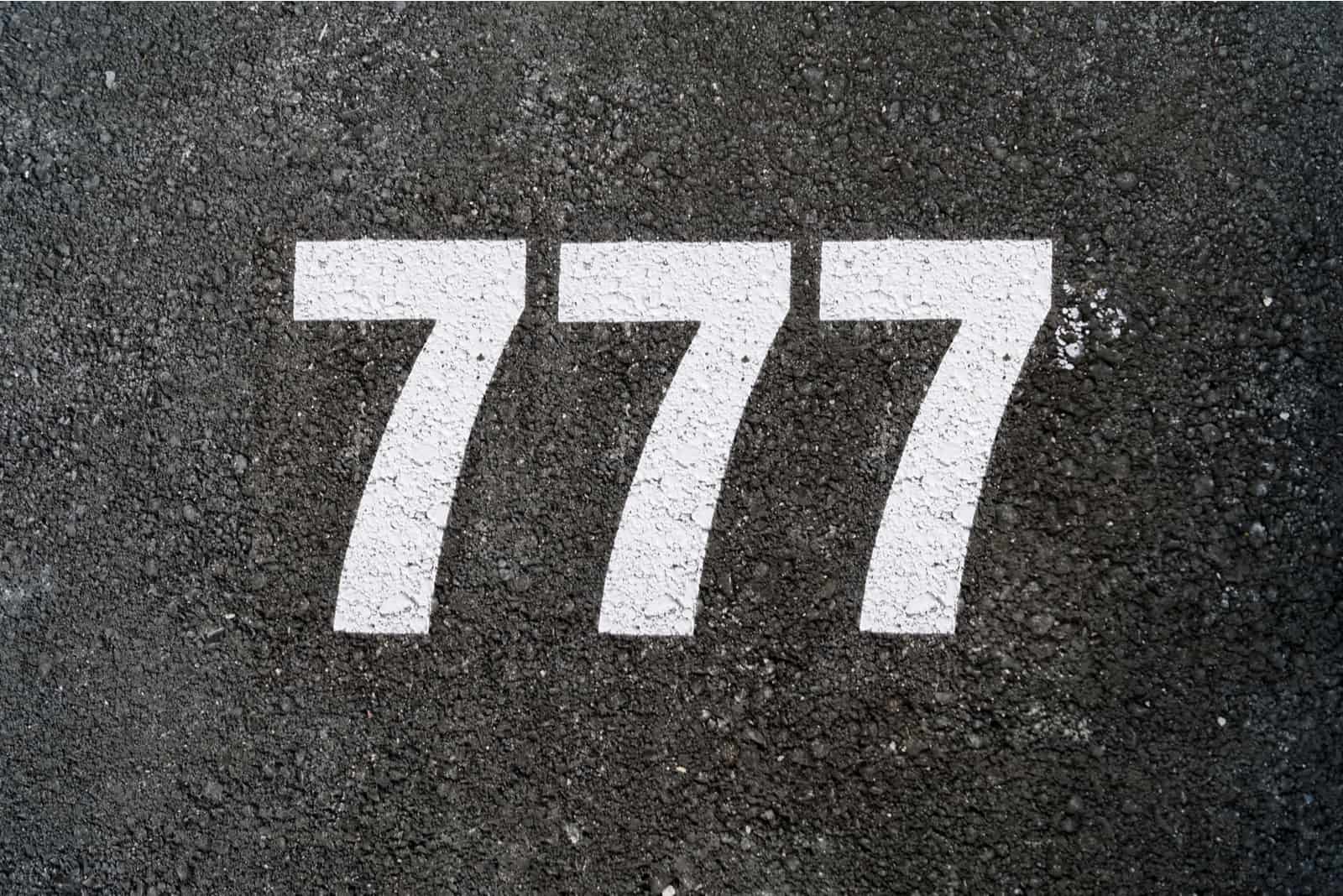 weiße Nummer 777 auf der Straße